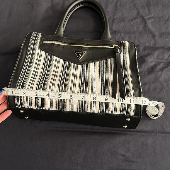 COPY - Guess Purse - excellent condition - black and white - Picture 7 of 9